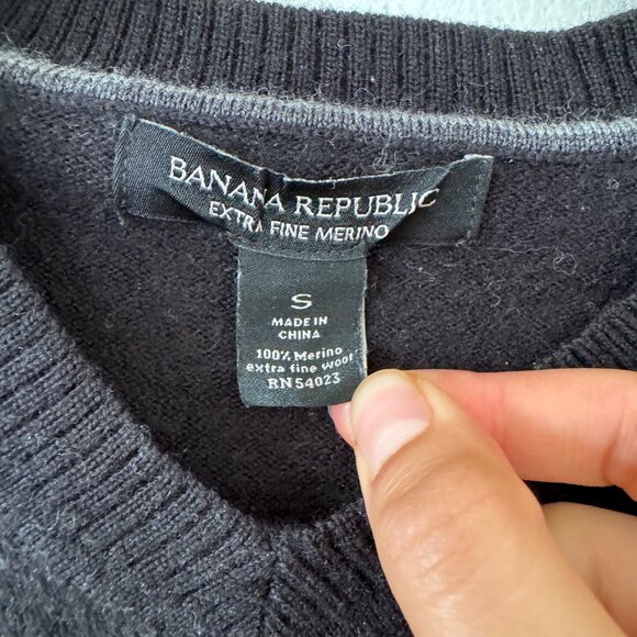 Banana Republic Merino Wool V Neck Sweater - Picture 4 of 4